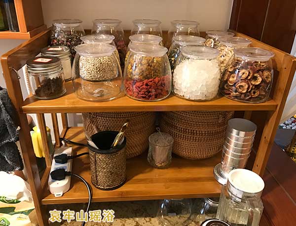 养生行业发展至今，哀牢山药浴已经成为美容行业的龙头老大，受到众多加盟商的青睐，为众多加盟商带来了巨大的商机，哀牢山瑶浴药浴产生一经推出更是受到热捧。对于有前景的项目，